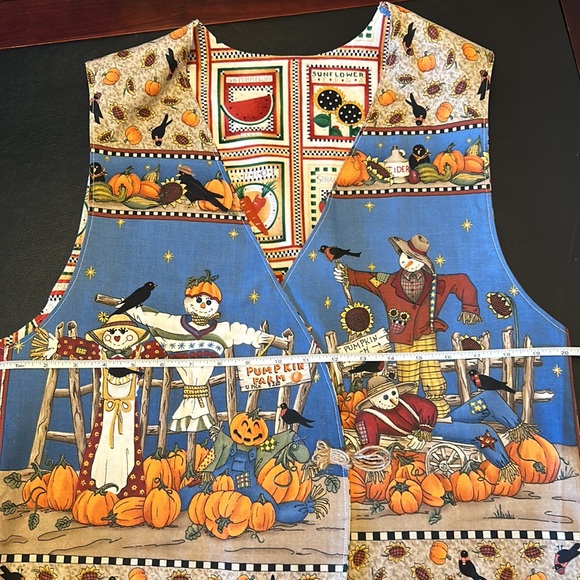 Hand crafted fall vest. Flannel inside, cotton fabric outside. Finished seems. - Picture 9 of 11